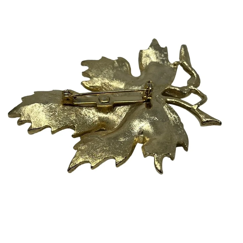 Vintage Maple Leaf Brooch‎ Gold Tone Textured Engraved Veins Pin